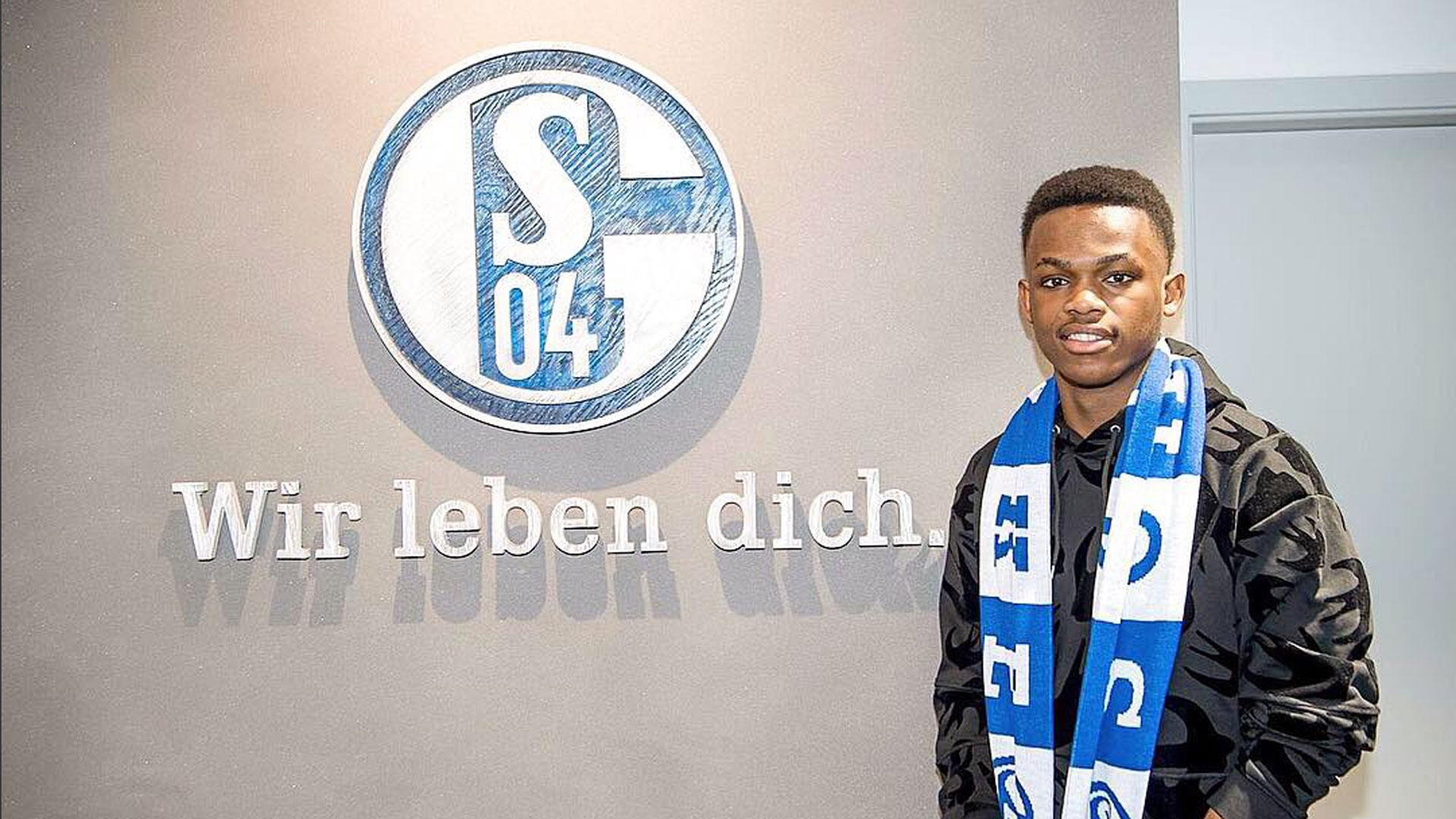 表现击败了 表现击败了